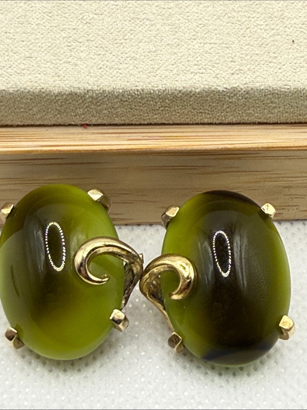 Vintage Whiting & Davis Olive Green Oval Clip-On Earrings cats eye vibes MCM